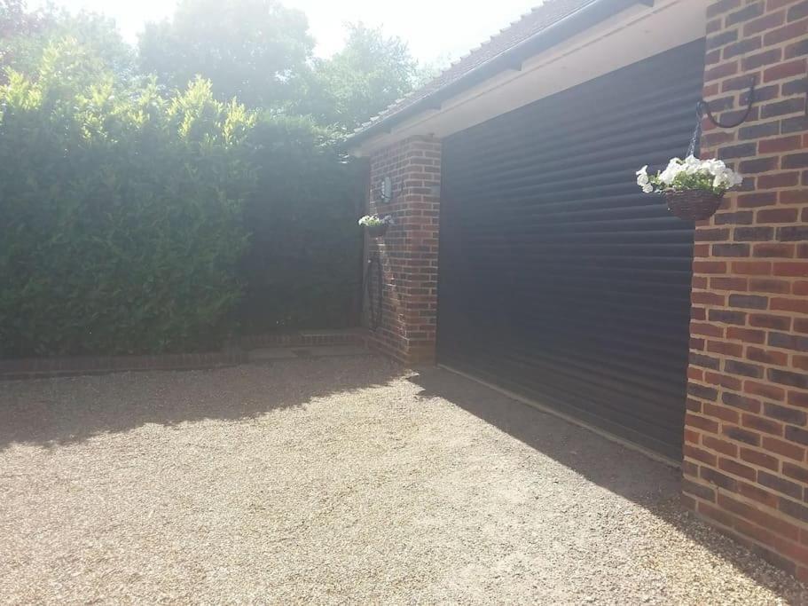 A Peaceful Annex Close To Historic East Grinstead Eksteriør bilde